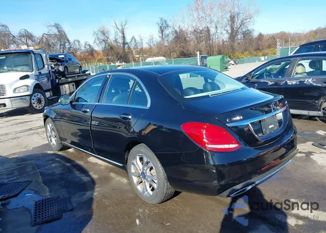 2015 Mercedes-Benz C 300 4Matic z USA, uszkodzony, nr VIN 55SWF4KB1FU089276